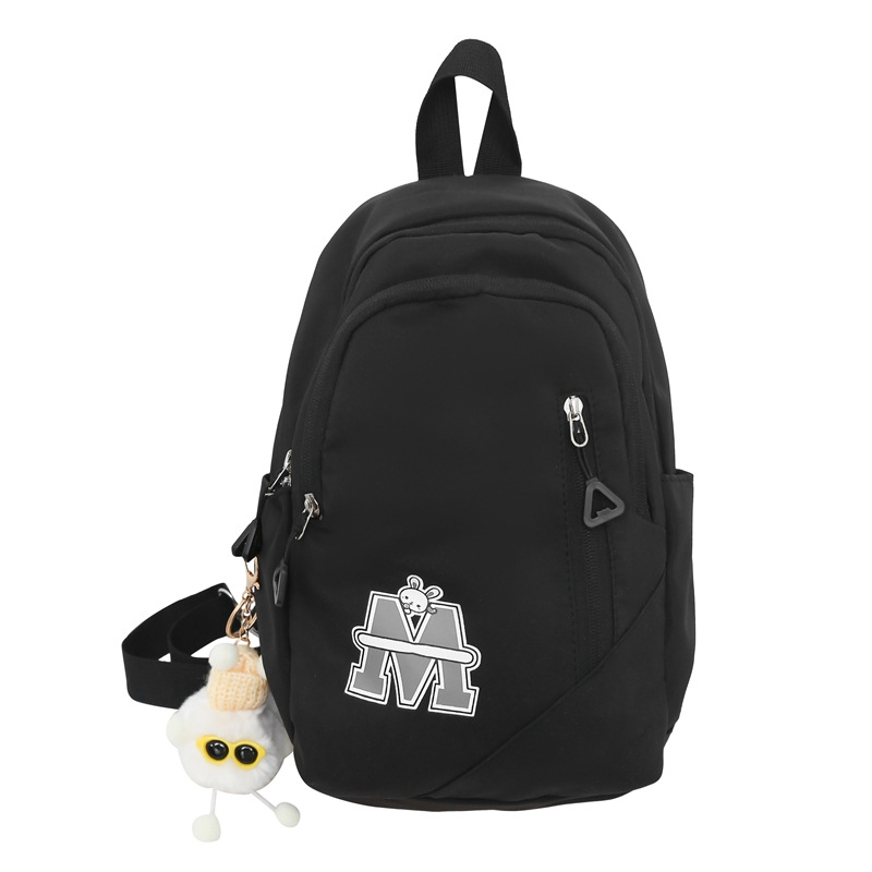 Crossbody torba u uličenom stilu, najlon materijal, vertikalno kvadratnog oblika, zatvarač, podstava od poliestera