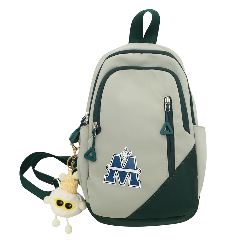 Crossbody torba u uličenom stilu, najlon materijal, vertikalno kvadratnog oblika, zatvarač, podstava od poliestera
