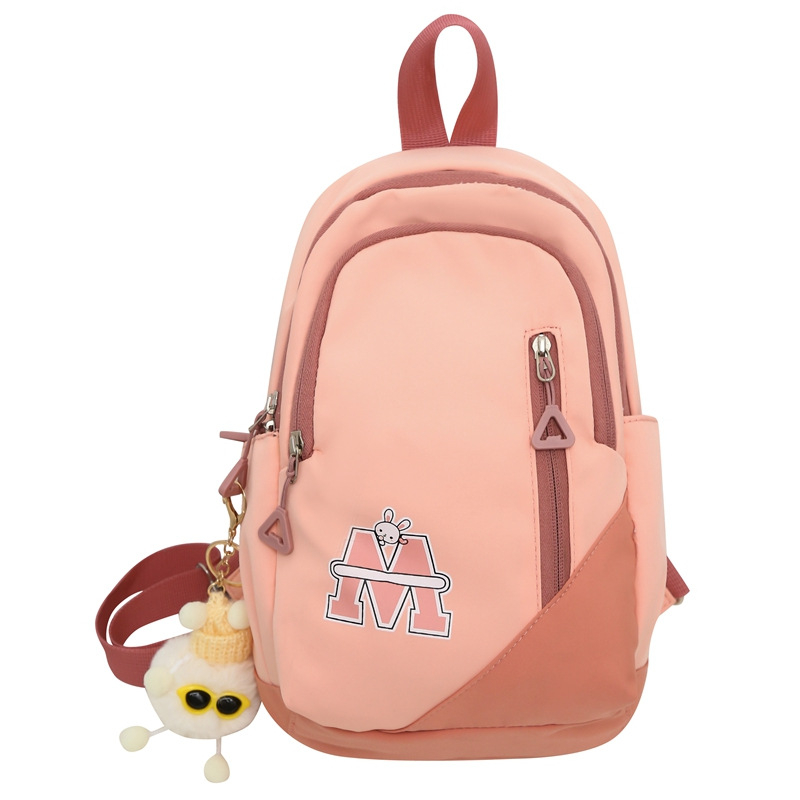 Crossbody torba u uličenom stilu, najlon materijal, vertikalno kvadratnog oblika, zatvarač, podstava od poliestera