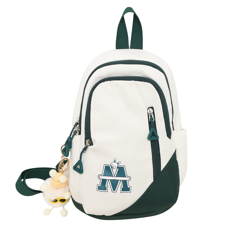 Crossbody torba u uličenom stilu, najlon materijal, vertikalno kvadratnog oblika, zatvarač, podstava od poliestera