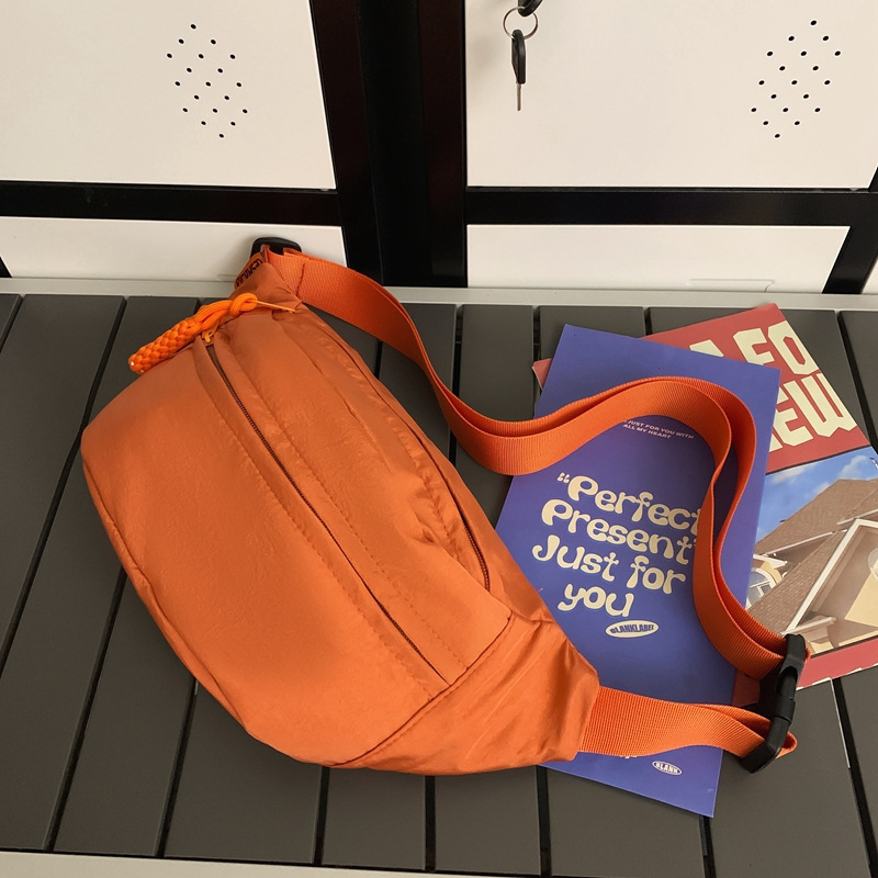 Crossbody torba velikog kapaciteta, uličnog stila, najlon materijal, zatvarač, unutarnja organizacija: džep za mobitel i laminirani džep na zatvarač, za svakodnevnu upotrebu