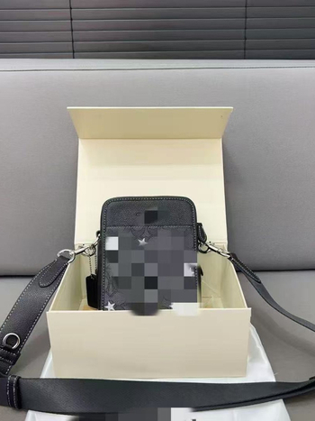 Geantă crossbody pentru bărbați — stil street fashion, material PVC, rezistență la uzură, model litere, căptușeală poliester