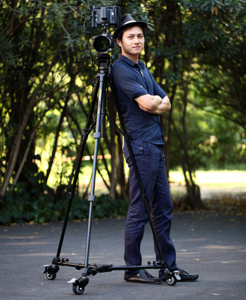 Yunteng YT-900 DV kamera állvány görgős alapzattal, alumínium ötvözet, teherbírás 11–15 kg, tömeg 1,6 kg