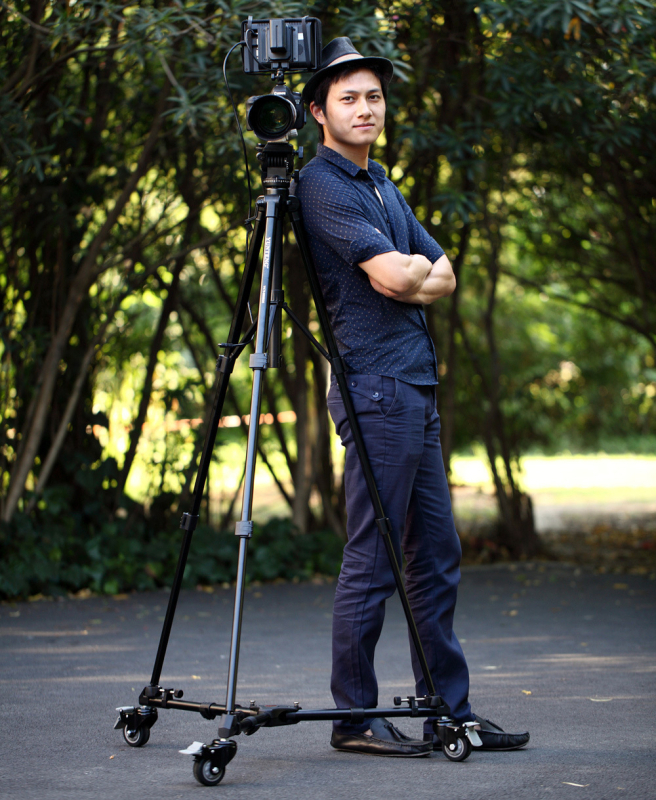 Yunteng YT-900 DV kamera állvány görgős alapzattal, alumínium ötvözet, teherbírás 11–15 kg, tömeg 1,6 kg