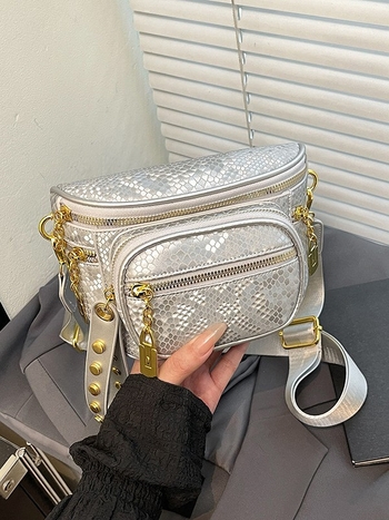 Crossbody torbica od PU, stil Saddle bag, oblik shell-type, zatvaranje na zip, laminirana unutarnja pretinac s zipom