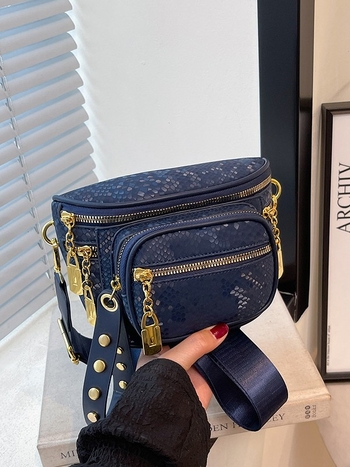 Crossbody torbica od PU, stil Saddle bag, oblik shell-type, zatvaranje na zip, laminirana unutarnja pretinac s zipom