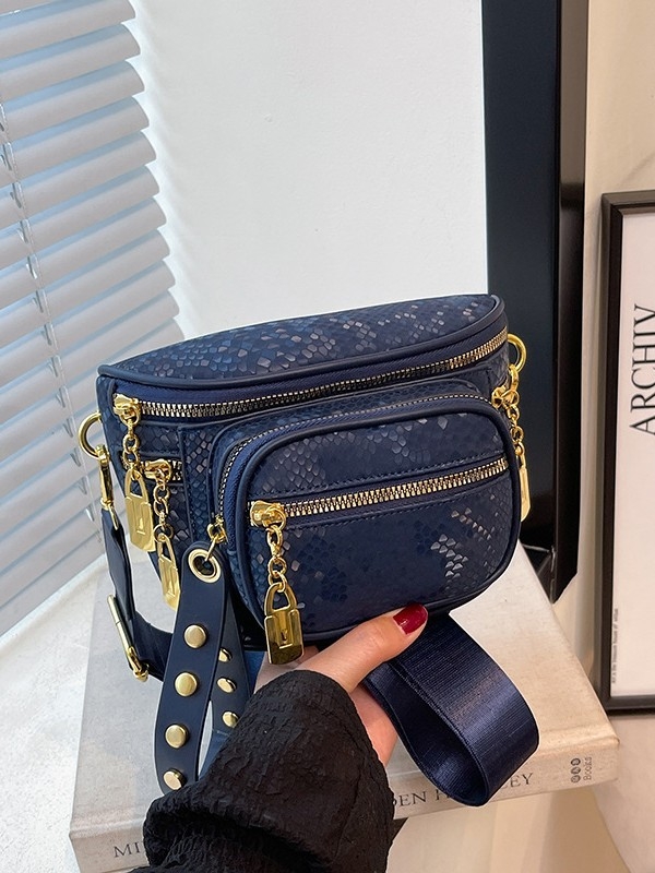 Crossbody torbica od PU, stil Saddle bag, oblik shell-type, zatvaranje na zip, laminirana unutarnja pretinac s zipom