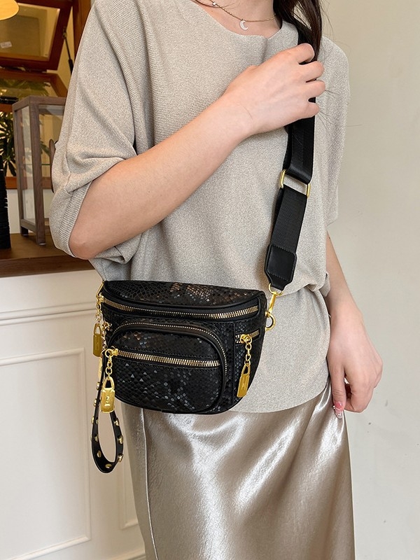 Crossbody torbica od PU, stil Saddle bag, oblik shell-type, zatvaranje na zip, laminirana unutarnja pretinac s zipom