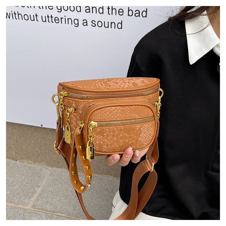 Crossbody torbica od PU, stil Saddle bag, oblik shell-type, zatvaranje na zip, laminirana unutarnja pretinac s zipom