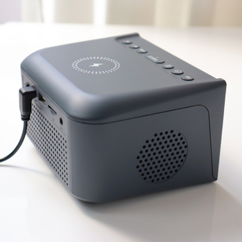 Bežični zvučnik s bežičnim punjenjem, satom i radio — Bluetooth 5.3, 2 zvučnika, 8 h reprodukcije, podrška USB flash drive 32GB, raspon frekvencija 100 Hz–20 kHz