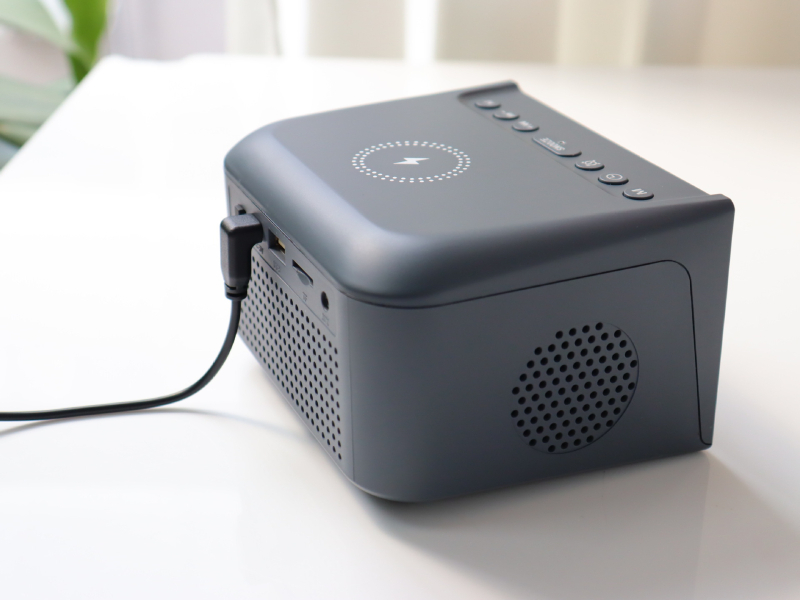 Bežični zvučnik s bežičnim punjenjem, satom i radio — Bluetooth 5.3, 2 zvučnika, 8 h reprodukcije, podrška USB flash drive 32GB, raspon frekvencija 100 Hz–20 kHz