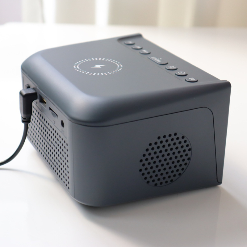 Bežični zvučnik s bežičnim punjenjem, satom i radio — Bluetooth 5.3, 2 zvučnika, 8 h reprodukcije, podrška USB flash drive 32GB, raspon frekvencija 100 Hz–20 kHz