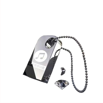 Automobilinis USB MP3 atminties įrenginys be ekrano; logotipą spausdinti nėra galima; vaizdo/garso formatų nėra nurodyta; atminties kortelės tipas nėra nurodytas