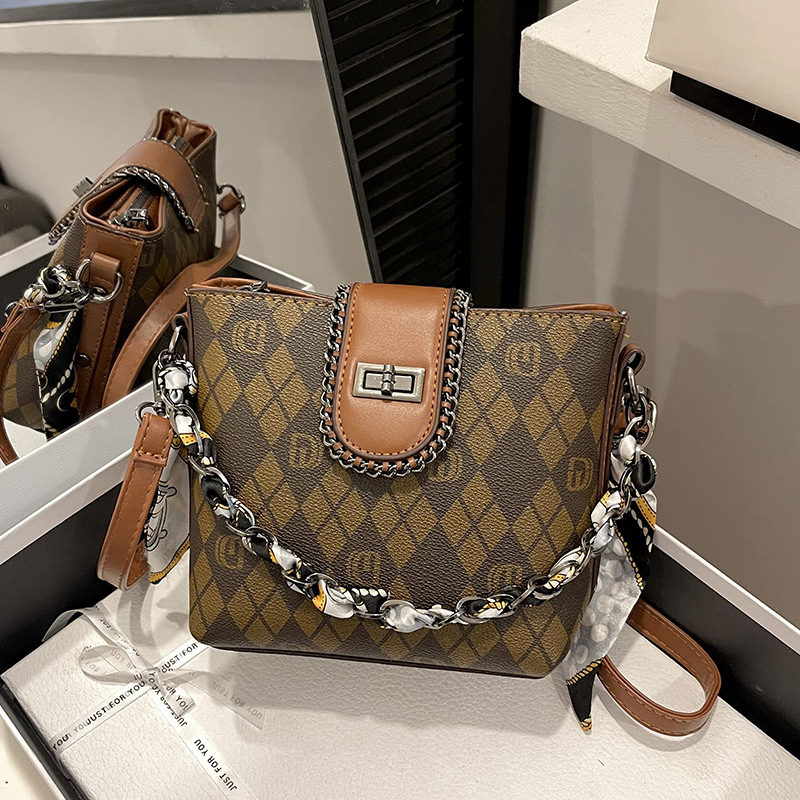 Geantă bucket din PU, formă verticală pătrată, închidere cu fermoar, căptușeală din poliester, o singură curea de umăr.