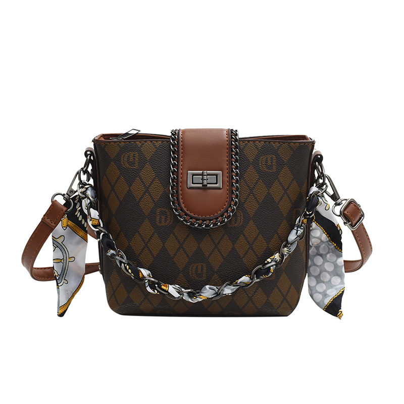 Geantă bucket din PU, formă verticală pătrată, închidere cu fermoar, căptușeală din poliester, o singură curea de umăr.