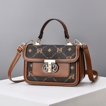 PU keresztbody táska — négyszögletes, vízszintes formájú, csattal záródó, belső réteg