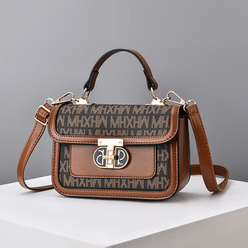 PU keresztbody táska — négyszögletes, vízszintes formájú, csattal záródó, belső réteg