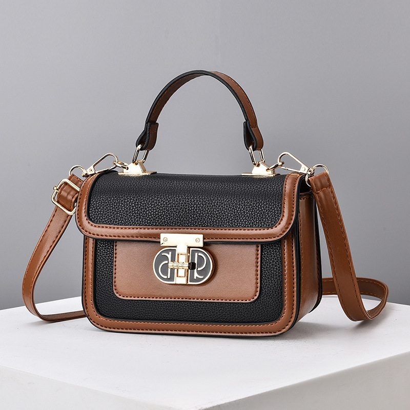 PU keresztbody táska — négyszögletes, vízszintes formájú, csattal záródó, belső réteg