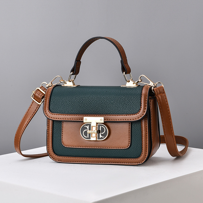 PU keresztbody táska — négyszögletes, vízszintes formájú, csattal záródó, belső réteg