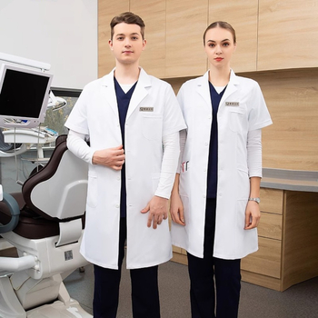 Halat medical unisex cu mâneci scurte, decolteu în V, țesătură poliester-bumbac (30–50% bumbac), absorbție rapidă a umezelii, lungime medie 65–80 cm