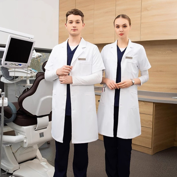 Halat medical unisex cu mâneci scurte, decolteu în V, țesătură poliester-bumbac (30–50% bumbac), absorbție rapidă a umezelii, lungime medie 65–80 cm