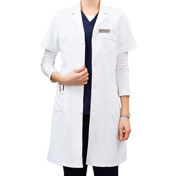 Halat medical unisex cu mâneci scurte, decolteu în V, țesătură poliester-bumbac (30–50% bumbac), absorbție rapidă a umezelii, lungime medie 65–80 cm