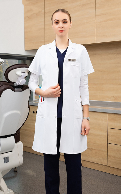 Halat medical unisex cu mâneci scurte, decolteu în V, țesătură poliester-bumbac (30–50% bumbac), absorbție rapidă a umezelii, lungime medie 65–80 cm