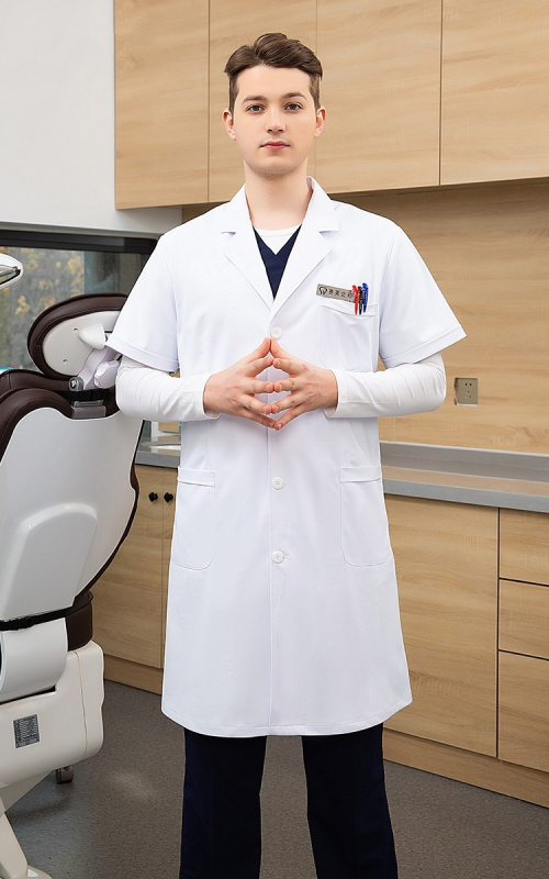 Halat medical unisex cu mâneci scurte, decolteu în V, țesătură poliester-bumbac (30–50% bumbac), absorbție rapidă a umezelii, lungime medie 65–80 cm