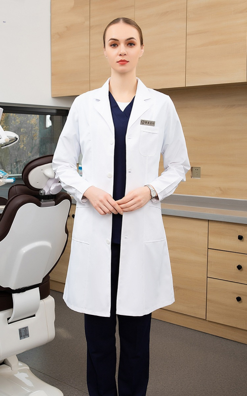 Halat medical unisex cu mâneci scurte, decolteu în V, țesătură poliester-bumbac (30–50% bumbac), absorbție rapidă a umezelii, lungime medie 65–80 cm