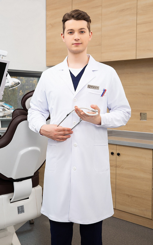 Halat medical unisex cu mâneci scurte, decolteu în V, țesătură poliester-bumbac (30–50% bumbac), absorbție rapidă a umezelii, lungime medie 65–80 cm