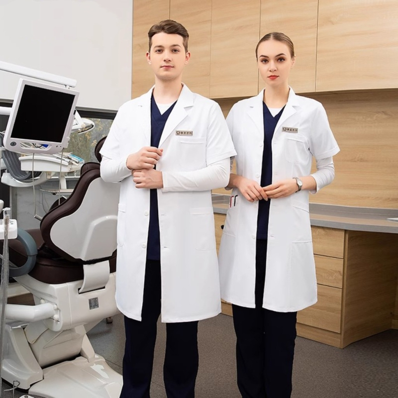 Halat medical unisex cu mâneci scurte, decolteu în V, țesătură poliester-bumbac (30–50% bumbac), absorbție rapidă a umezelii, lungime medie 65–80 cm