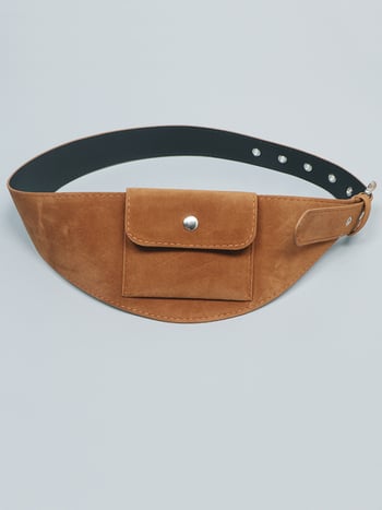 Utcai stílusú deréktáska széles pánttal — PU anyag, kapucsukásos zárás, őszi 2025