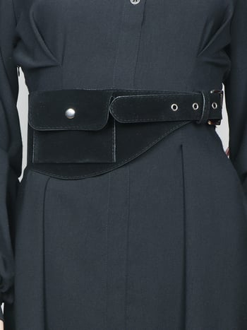 Utcai stílusú deréktáska széles pánttal — PU anyag, kapucsukásos zárás, őszi 2025