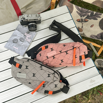 Crossbody torba s personaliziranim uzorkom, platneni materijal, zatvarаč, unutarnje džepove za telefon i dokumente, torba s poklopcem, stil za rekreacijsko putovanje
