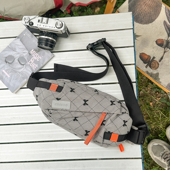 Crossbody torba s personaliziranim uzorkom, platneni materijal, zatvarаč, unutarnje džepove za telefon i dokumente, torba s poklopcem, stil za rekreacijsko putovanje
