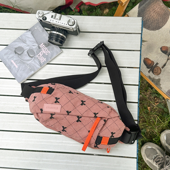 Crossbody torba s personaliziranim uzorkom, platneni materijal, zatvarаč, unutarnje džepove za telefon i dokumente, torba s poklopcem, stil za rekreacijsko putovanje