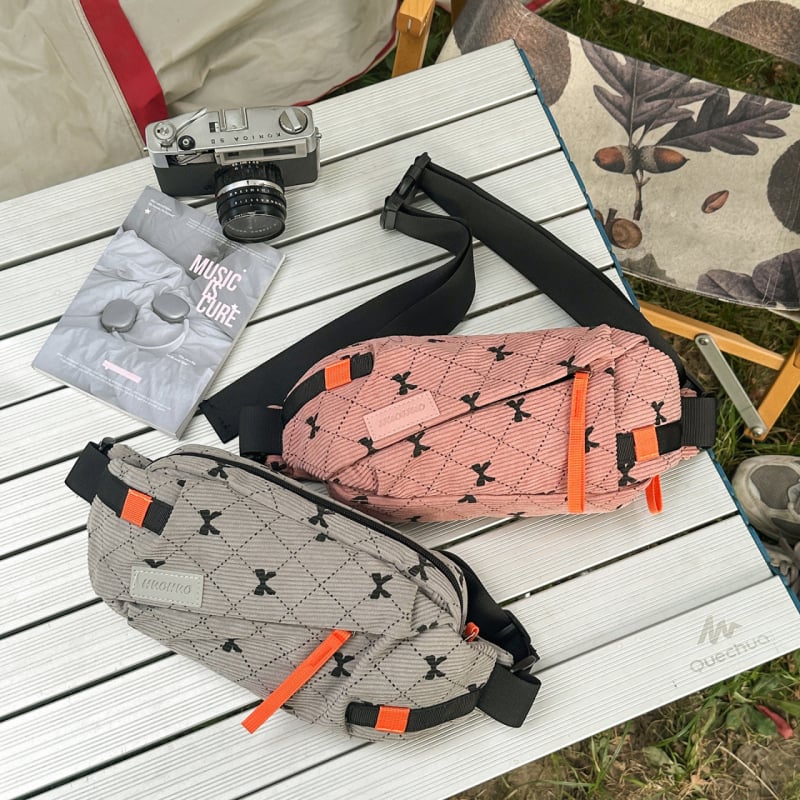 Crossbody torba s personaliziranim uzorkom, platneni materijal, zatvarаč, unutarnje džepove za telefon i dokumente, torba s poklopcem, stil za rekreacijsko putovanje