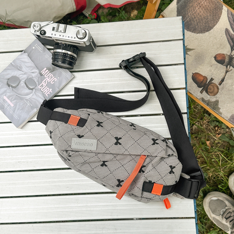 Crossbody torba s personaliziranim uzorkom, platneni materijal, zatvarаč, unutarnje džepove za telefon i dokumente, torba s poklopcem, stil za rekreacijsko putovanje