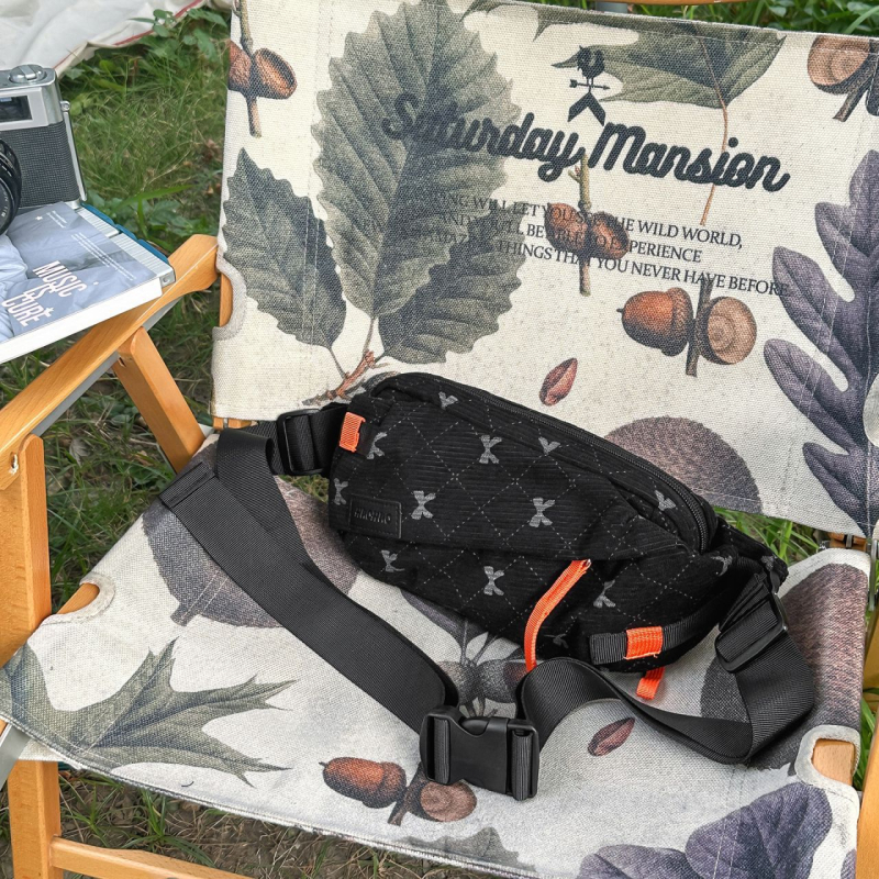 Crossbody torba s personaliziranim uzorkom, platneni materijal, zatvarаč, unutarnje džepove za telefon i dokumente, torba s poklopcem, stil za rekreacijsko putovanje