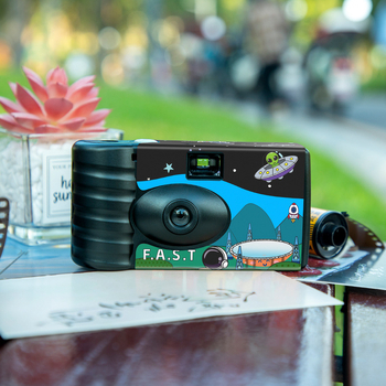 Cameră foto de unică folosință, ilustrată, 'Let's Go to the Sky Eye', 18 expuneri, corp ABS, stocare film, rezoluție 3500 pixeli