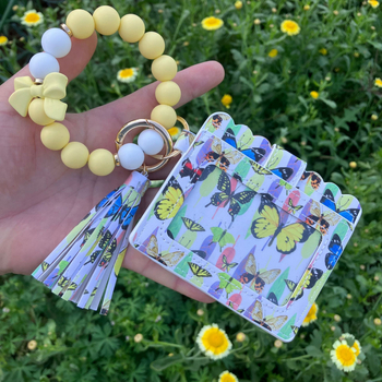 Carcasă pentru carduri din PU cu curea la încheietură și pandantiv cu fluture – monedă-porofel, breloc (PU • stil proaspăt și dulce • utilizare zilnică)