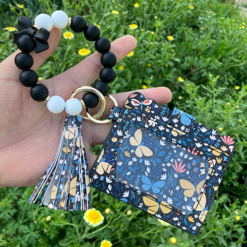 Carcasă pentru carduri din PU cu curea la încheietură și pandantiv cu fluture – monedă-porofel, breloc (PU • stil proaspăt și dulce • utilizare zilnică)