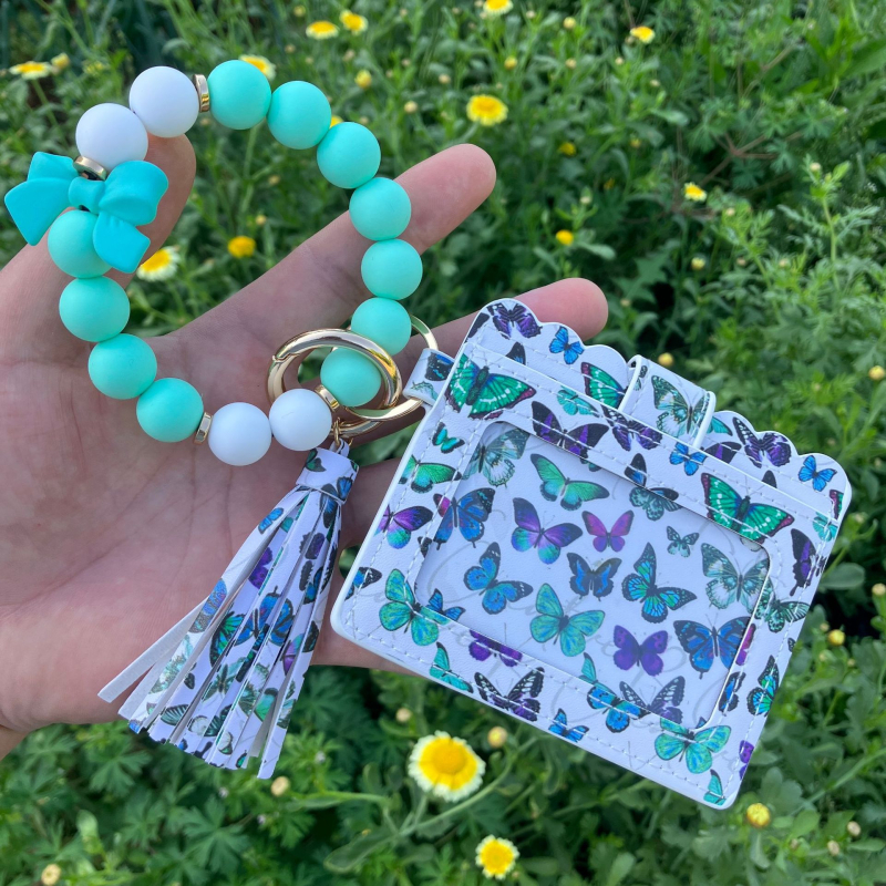 Carcasă pentru carduri din PU cu curea la încheietură și pandantiv cu fluture – monedă-porofel, breloc (PU • stil proaspăt și dulce • utilizare zilnică)