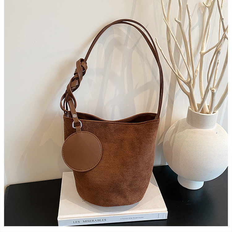 Ženska PU bucket bag, oblik košare, magnetsko zatvaranje, podstava od poliestera, jedna naramenica (Ljeto 2025)