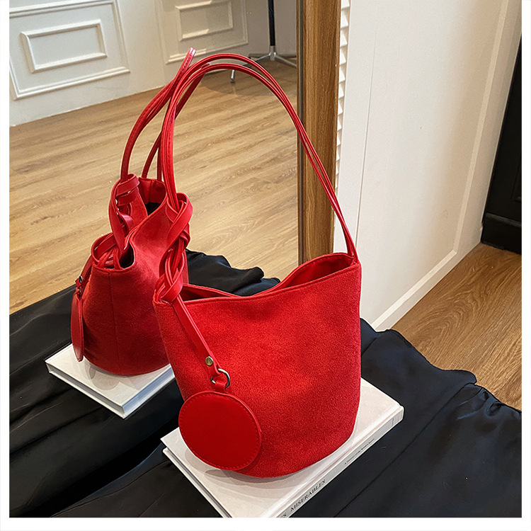 Ženska PU bucket bag, oblik košare, magnetsko zatvaranje, podstava od poliestera, jedna naramenica (Ljeto 2025)