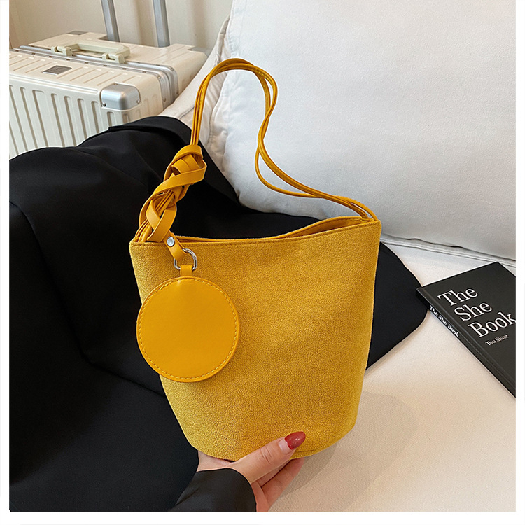 Ženska PU bucket bag, oblik košare, magnetsko zatvaranje, podstava od poliestera, jedna naramenica (Ljeto 2025)