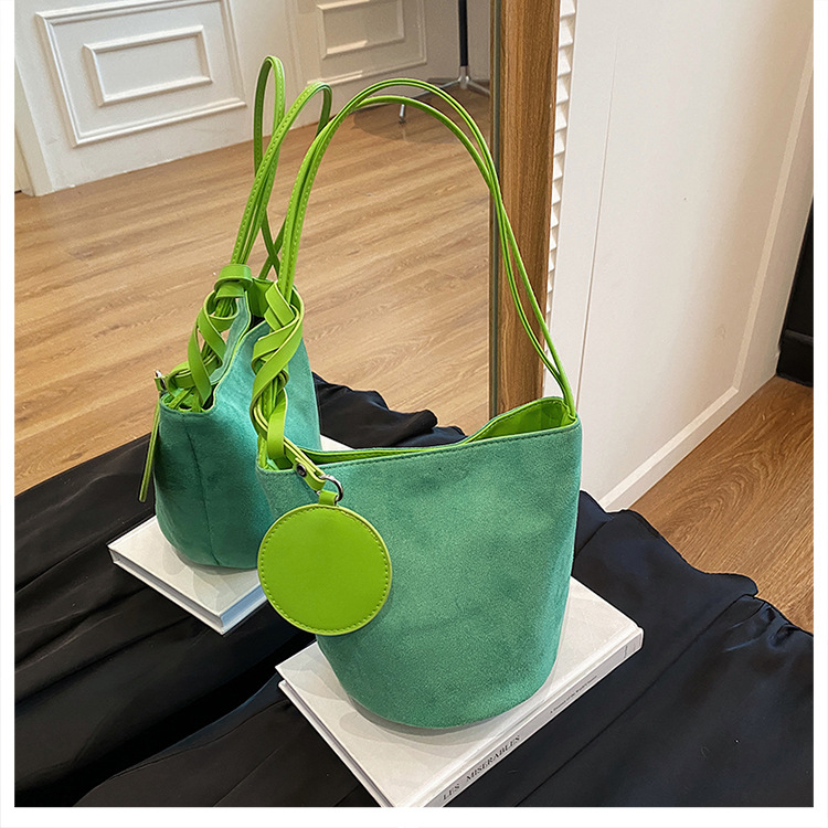 Ženska PU bucket bag, oblik košare, magnetsko zatvaranje, podstava od poliestera, jedna naramenica (Ljeto 2025)