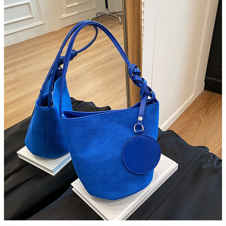 Ženska PU bucket bag, oblik košare, magnetsko zatvaranje, podstava od poliestera, jedna naramenica (Ljeto 2025)