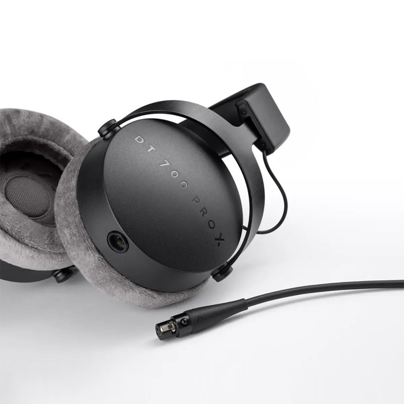 Kablane preko-uho slušalice za profesionalno snimanje i monitoriranje, zatvoren dizajn, 15-28000 Hz, 38 Ω, 45 mm zvučnici, 3,5 mm utičnica