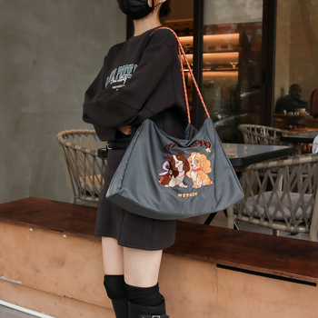 Dámska taška cez rameno s anime motívom, nylonový materiál, vodoodolná, objem 20–35 l